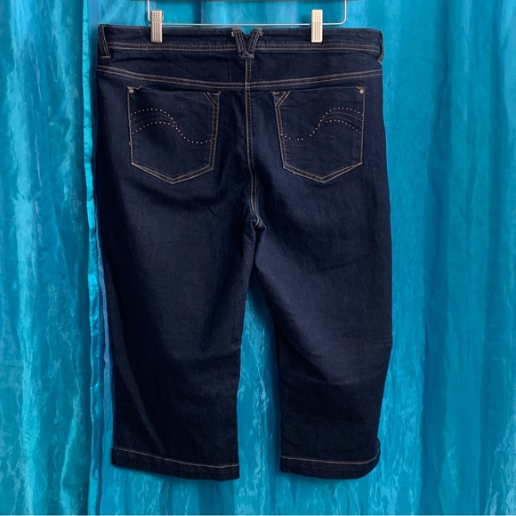 Reitmans Denim Capris (13) - Picture 4 of 7